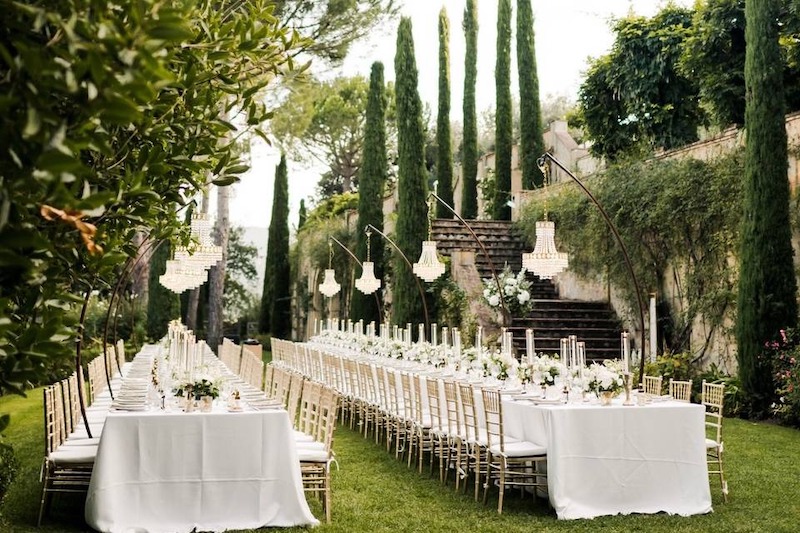 Thiết kế nhà hàng tiệc cưới Nature-inspired thường sử dụng ánh sáng vàng nhẹ để tôn lên vẻ đẹp của cây cối và hoa lá trong buổi tối