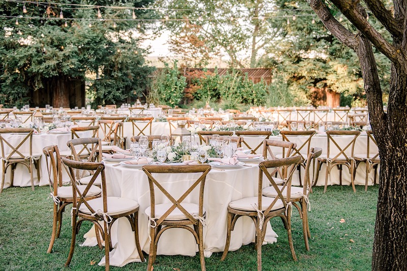 Tiệc cưới ngoài trời phong cách Garden tạo nên trải nghiệm lãng mạn khi mọi chi tiết đều được hòa quyện tự nhiên trong khung cảnh xanh mát 