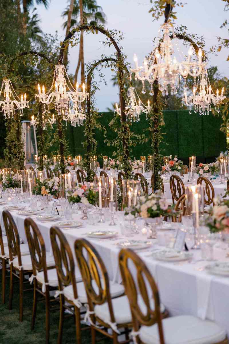 Không gian tiệc cưới Rustic/Vintage tạo cảm giác ấm cúng với ánh sáng đèn vàng và vật liệu tự nhiên