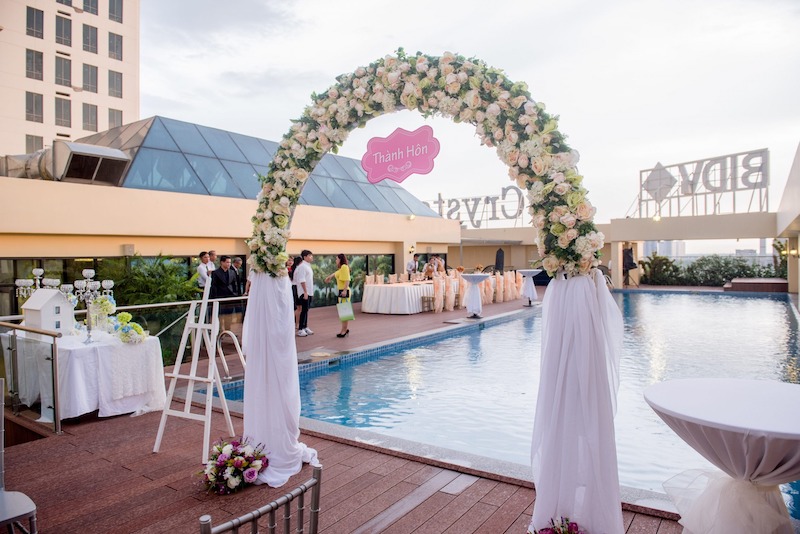 Khu vực đón tiếp khách của nhà hàng tiệc cưới ngoài trời cần bố trí lối vào rõ ràng, backdrop đẹp, bàn lễ tân thuận tiện và không gian đủ rộng để tạo ấn tượng 