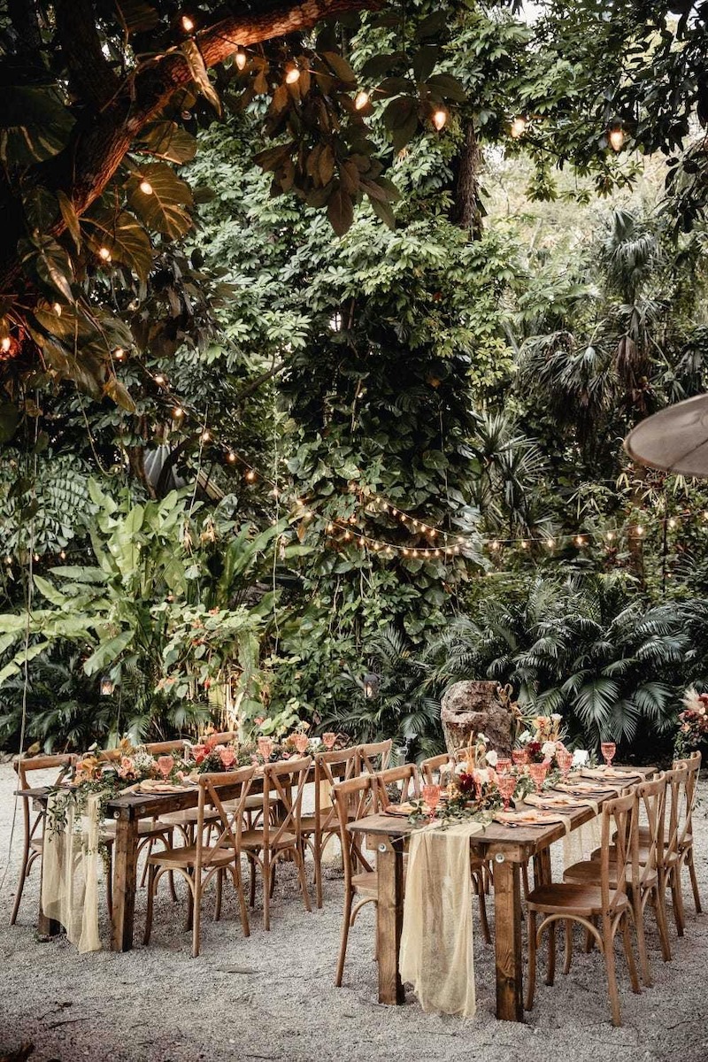 Thiết kế nhà hàng tiệc cưới ngoài trời phong cách Bohemian nổi bật với không gian tự do, phóng khoáng và nhiều màu sắc