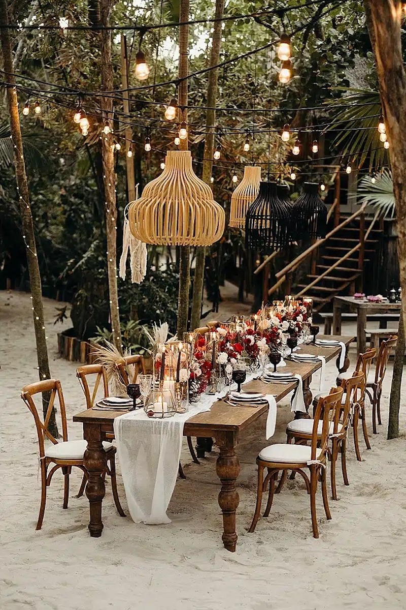 Không gian tiệc Bohemian trang trí bằng hoa dại, cây xanh và đèn dây giúp tạo bầu không khí lãng mạn