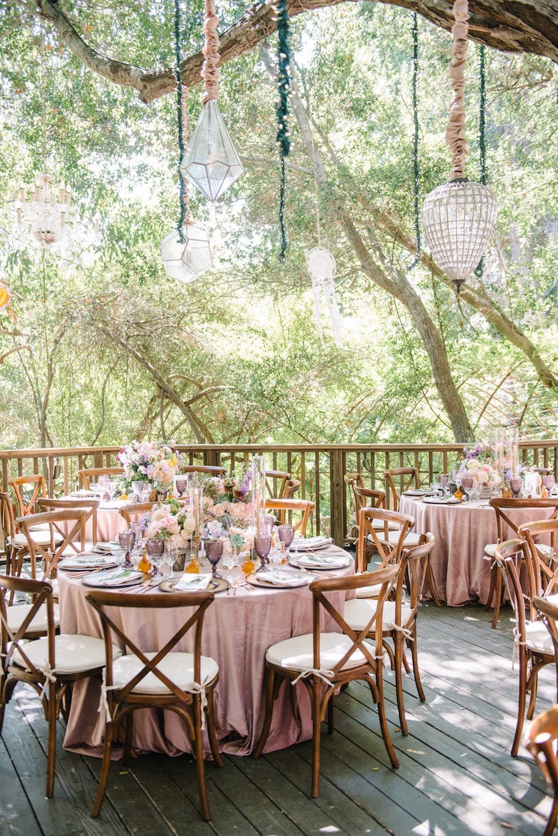 Thiết kế tiệc cưới Bohemian ưu tiên sự phóng khoáng, thoải mái, giúp khách mời cảm thấy gần gũi và vui vẻ