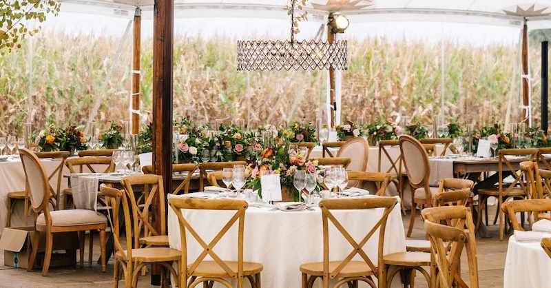 Phong cách Luxury thường sử dụng bàn ghế, khăn trải bàn và đồ decor đẳng cấp, tạo trải nghiệm tiệc cưới tinh tế