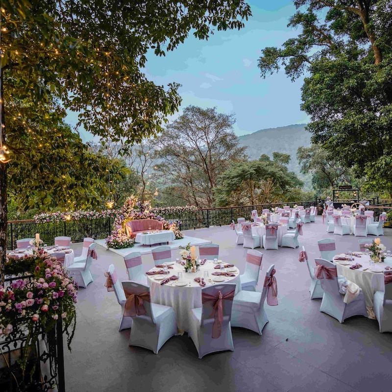 Không gian ngoài trời phong cách Luxury thường có backdrop cầu kỳ, khu vực lounge sang trọng và ánh sáng nghệ thuật