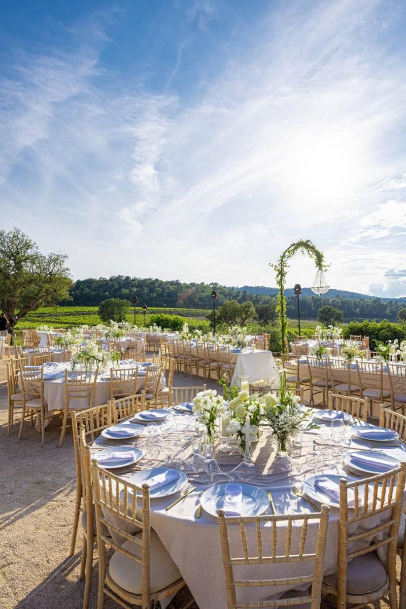 Nhà hàng tiệc cưới Luxury sử dụng các chi tiết tinh xảo, kết hợp màu sắc trung tính và kim loại quý để nâng tầm trải nghiệm