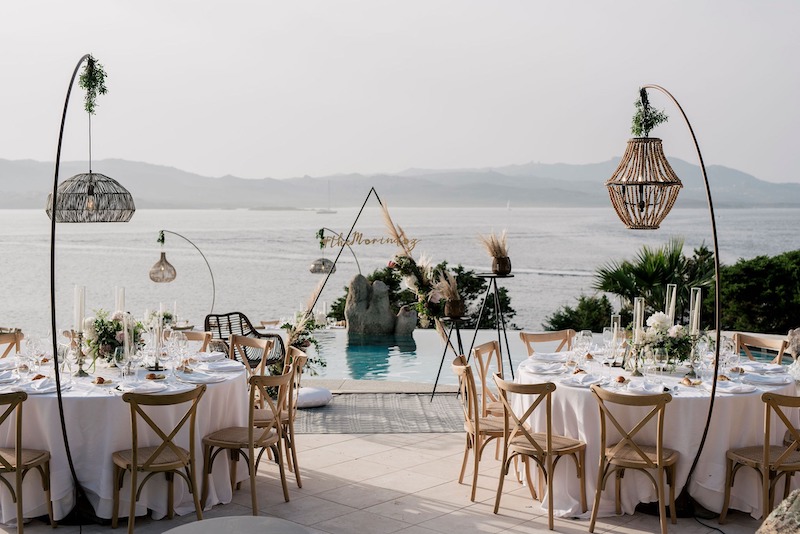 Phong cách sang trọng chú trọng cả yếu tố tiện nghi và thẩm mỹ, tạo cảm giác cao cấp cho khách mời