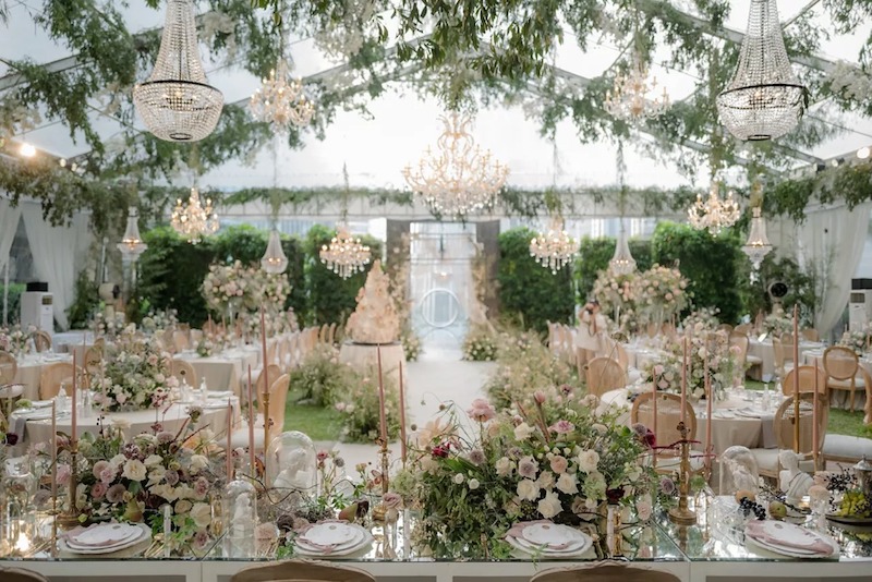 Không gian Luxury ngoài trời thường được trang trí bằng đèn chùm tinh xảo và phụ kiện kim loại mạ vàng