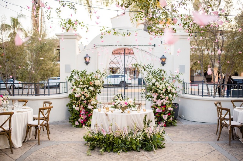 Tiệc cưới sang trọng mang đến trải nghiệm cao cấp nhờ ánh sáng, hoa tươi và trang trí đồng bộ từ sảnh đến sân khấu 