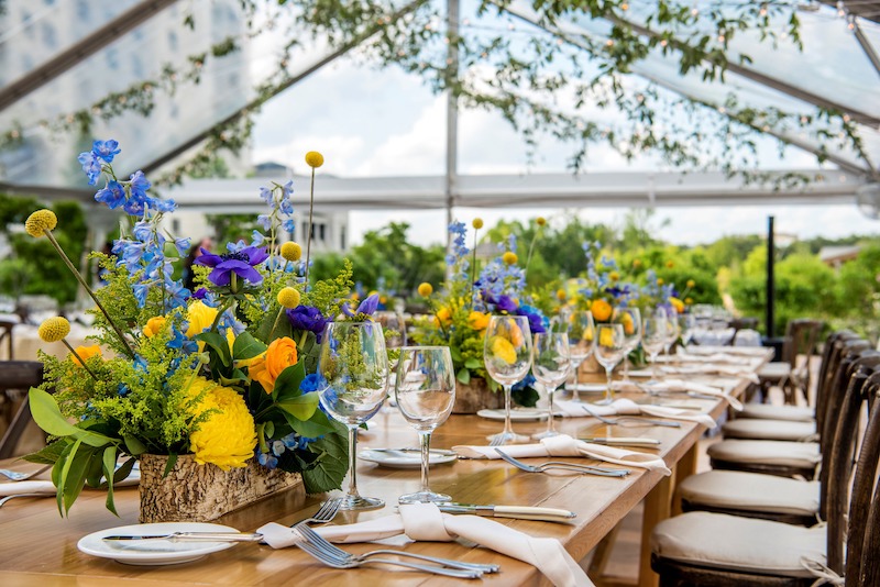 Không gian tiệc Tropical nổi bật với vật liệu gỗ, tre, mây và các chi tiết trang trí gần gũi thiên nhiên 