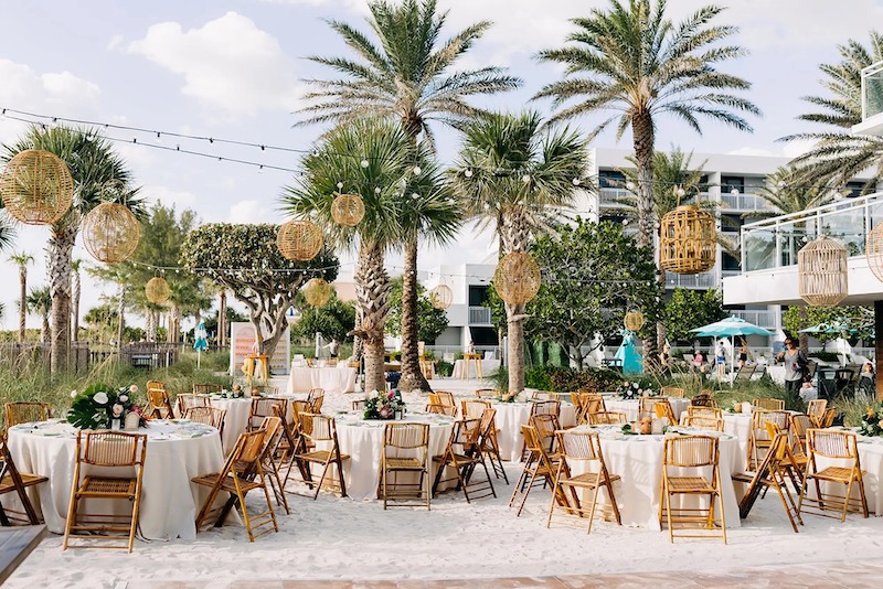 Thiết kế Tropical thường kết hợp các loại cây cao, bụi hoa và thảm cỏ để tạo không gian xanh mát