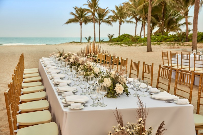 Sử dụng vật liệu tự nhiên và màu sắc tươi sáng để tạo cảm giác gần gũi và năng động