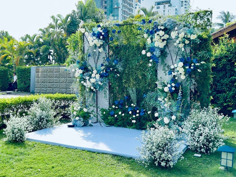 Khu vực chụp ảnh/thư giãn cần được sắp xếp đẹp mắt, có ánh sáng tốt và không gian thoải mái để khách mời dễ dàng lưu giữ khoảnh khắc và nghỉ ngơi giữa buổi tiệc 