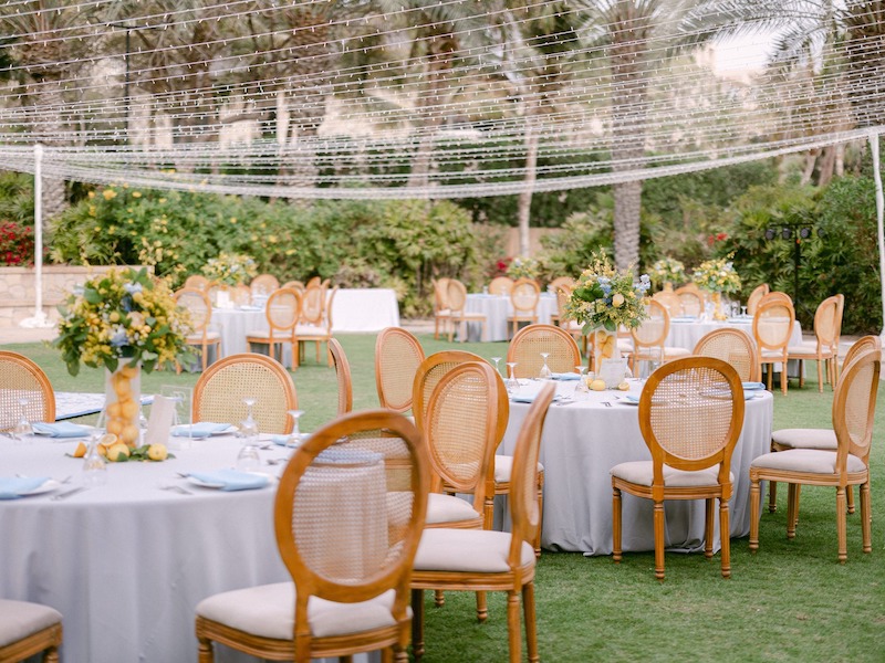 Tiệc cưới ngoài trời phong cách Tropical mang đến trải nghiệm sống động, trẻ trung và tràn đầy năng lượng 