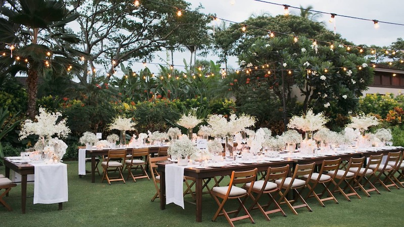 Thiết kế nhà hàng Tropical kết hợp ánh sáng vàng và đèn dây để không gian trở nên lãng mạn vào buổi tối