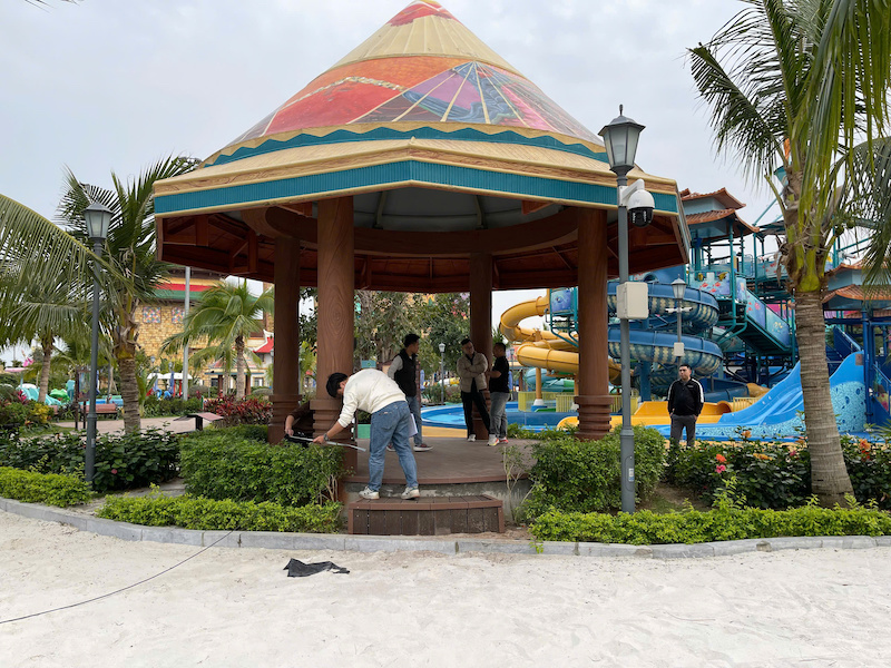 Chủ đầu tư cải tạo chòi thành khu dịch vụ bán nước giải khát, nước trái cây, đồ ăn nhẹ và kem cho khách tham quan.