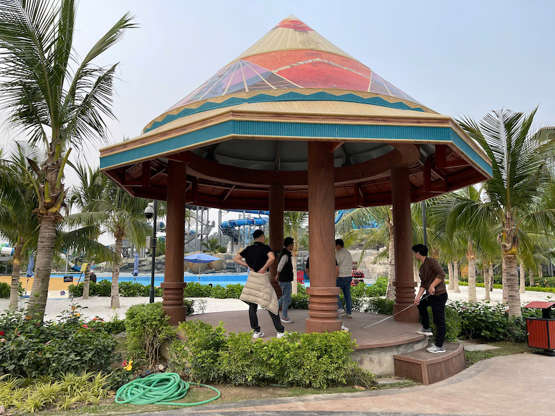 Chòi hiện có kết cấu đơn giản với mái chóp nhiều cạnh, thiết kế mở, trước đây chủ yếu phục vụ mục đích nghỉ chân, tránh nắng cho du khách trong khuôn viên công viên.