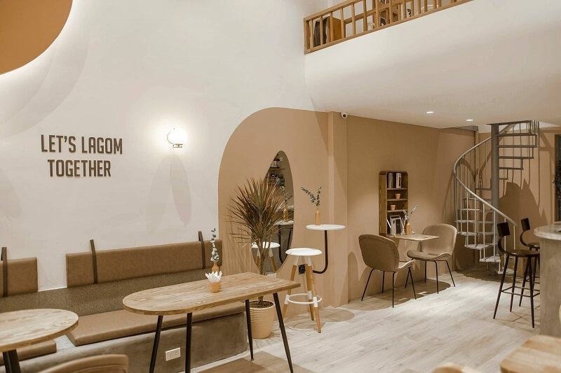 Kết hợp màu sắc trung tính và ánh sáng vàng ấm, mang đến cảm giác bình yên và thư thái cho khách 