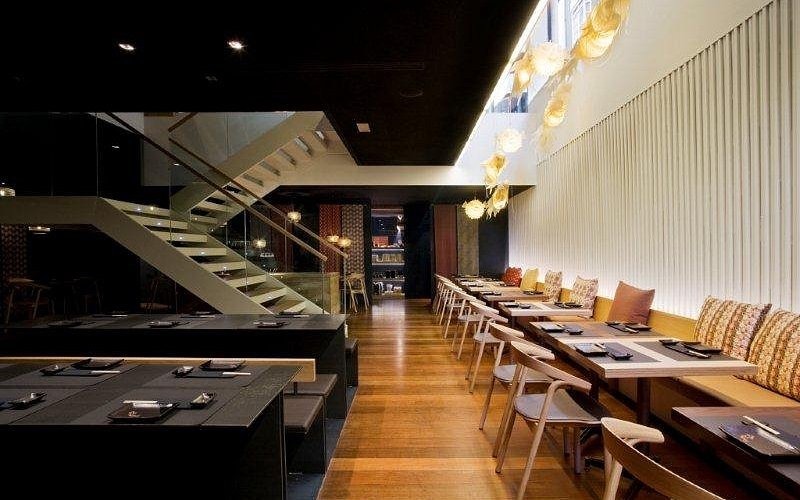 Bố cục trong nhà hàng Wabi Sabi không đối xứng tuyệt đối, tạo cảm giác tự nhiên, sinh động và thoải mái cho thực khách 