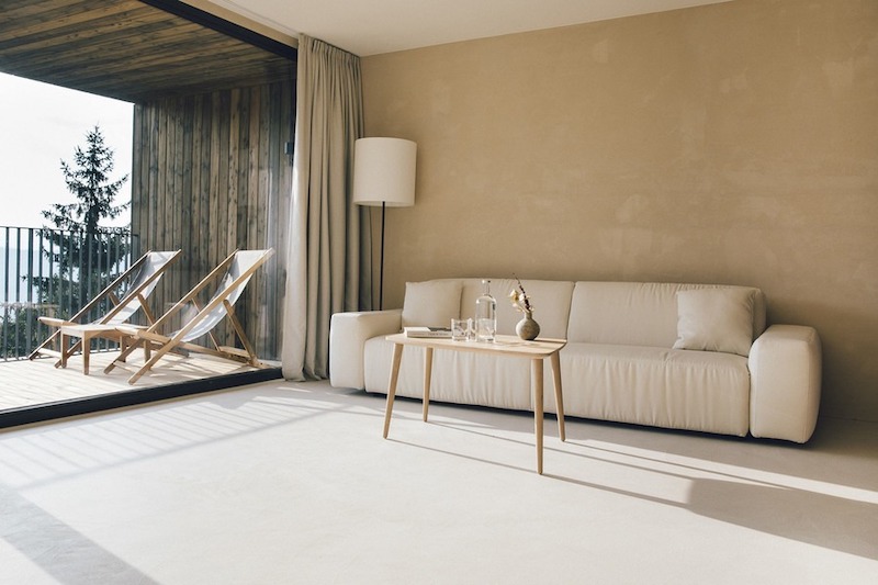 Nội thất trong khách sạn Wabi Sabi được tối giản, chỉ giữ những món đồ cần thiết, tạo các khoảng trống rộng rãi và dễ chịu 