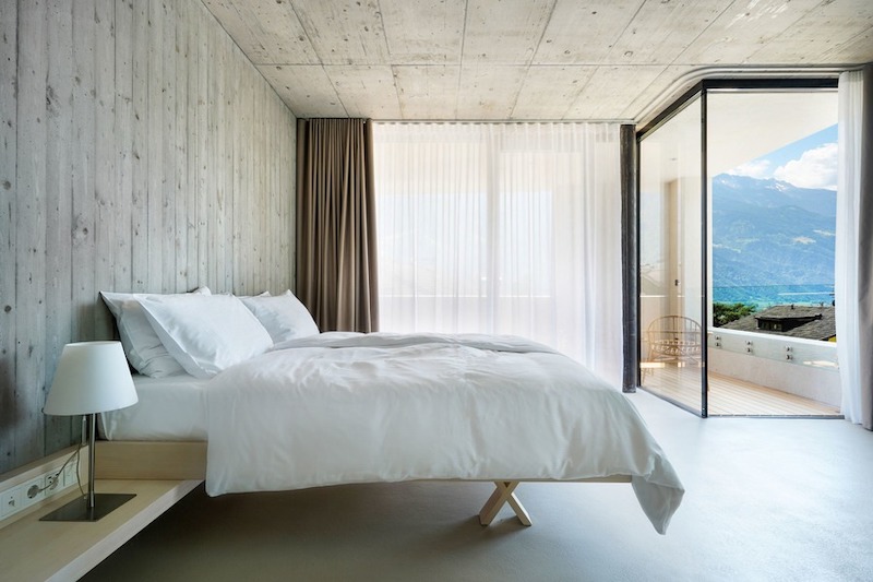 Tận dụng ánh sáng tự nhiên, cây xanh và vật liệu hữu cơ để mang thiên nhiên vào từng phòng và khu vực chung