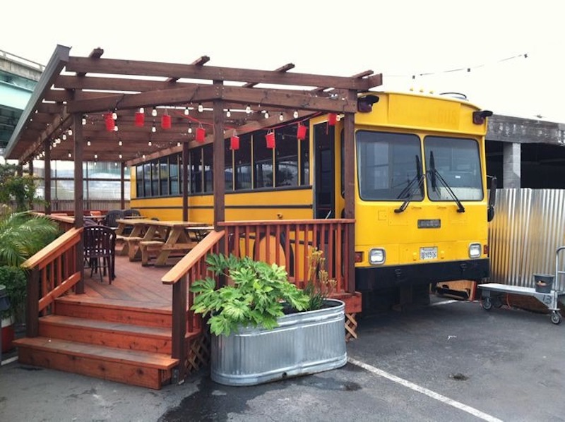 Vật liệu chính trong thiết kế cafe ga tàu bus là gỗ, sắt, kim loại sơn cổ điển và gạch thô, giúp không gian chắc chắn, bền đẹp 