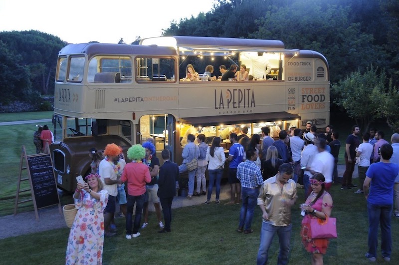 Bàn ghế đa dạng trong thiết kế cafe ga tàu bus giúp khách cảm nhận không gian như ngồi trong toa tàu, vừa thoải mái vừa độc đáo 