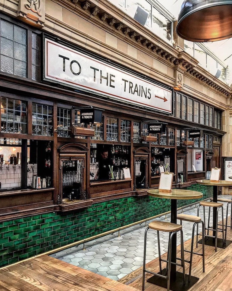 Quầy bar trong thiết kế cafe ga tàu bus mô phỏng buồng bán vé, tạo điểm nhấn trung tâm vừa hoài cổ vừa tiện lợi cho khách hàng 