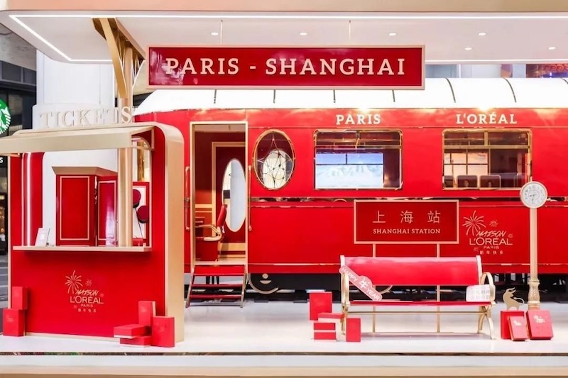 Ghế dài phòng chờ và khu toa tàu mini trong thiết kế cafe ga tàu bus mang lại cảm giác riêng tư, ấm cúng, vừa chân thực vừa sáng tạo 