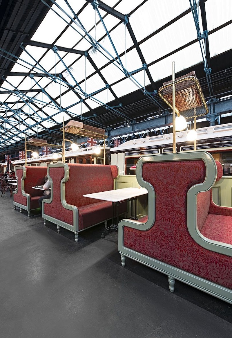 Ghế dài phòng chờ và khu toa tàu mini trong thiết kế cafe ga tàu bus mang lại cảm giác riêng tư, ấm cúng, vừa chân thực vừa sáng tạo