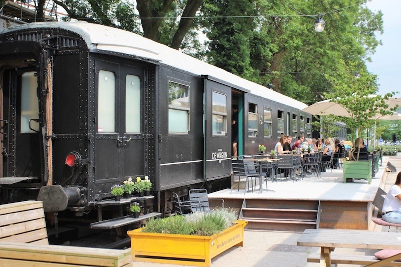 Thiết kế cafe ga tàu bus không chỉ độc đáo về mặt thẩm mỹ mà còn giúp quán tăng doanh thu, giữ chân khách và tạo điểm nhấn trên thị trường