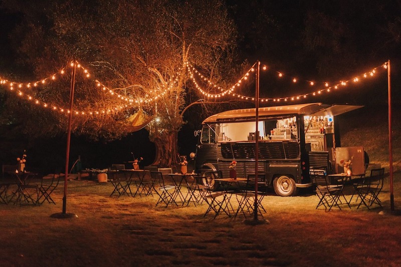 Bàn ghế trong mô hình cafe ga tàu bus mô phỏng ghế phòng chờ và toa tàu, vừa đa dạng về kiểu dáng vừa tạo trải nghiệm chân thực cho khách 