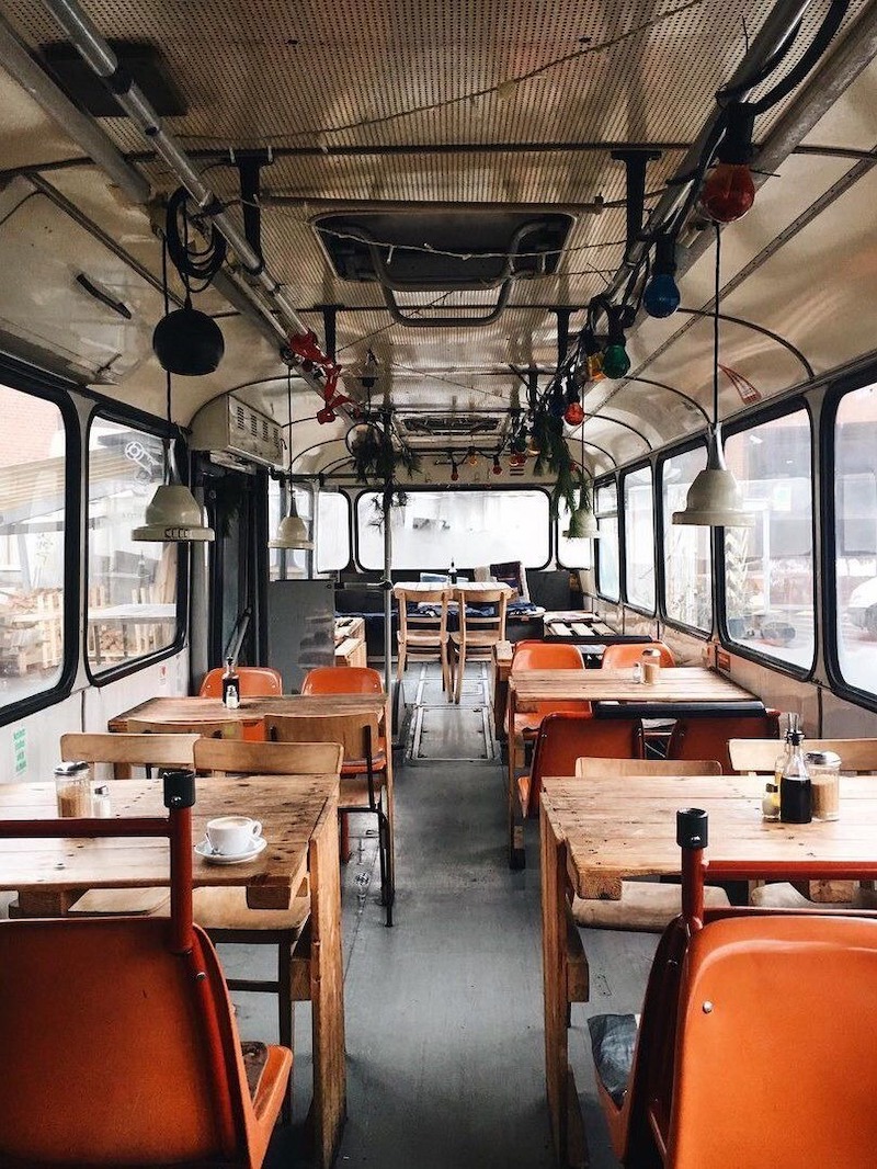 Khi thiết kế và thi công quán cafe ga tàu bus, cần xác định phong cách rõ ràng, tối ưu công năng, ánh sáng, âm thanh và chọn đơn vị thi công uy tín