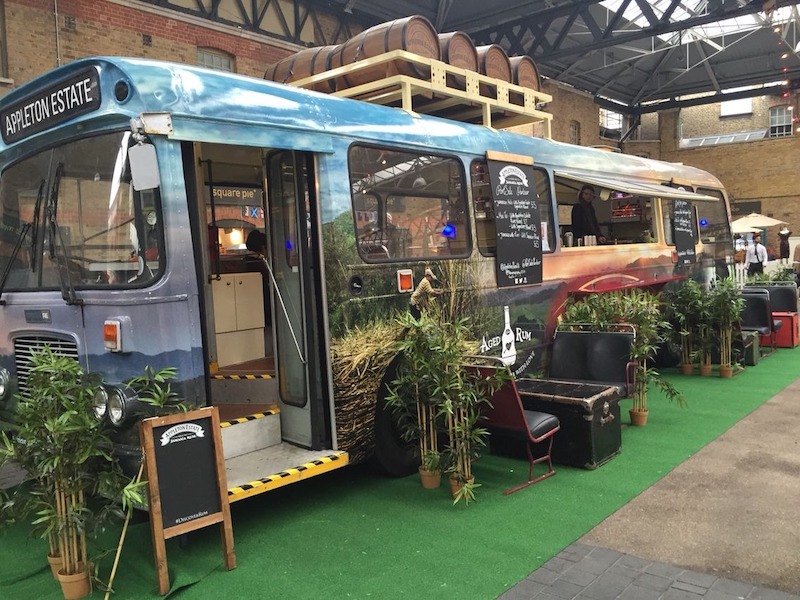 Mặt tiền quán trong thiết kế cafe ga tàu bus sử dụng bảng hiệu vintage, cửa sắt, kính lớn, gây ấn tượng ngay từ ánh nhìn đầu tiên 