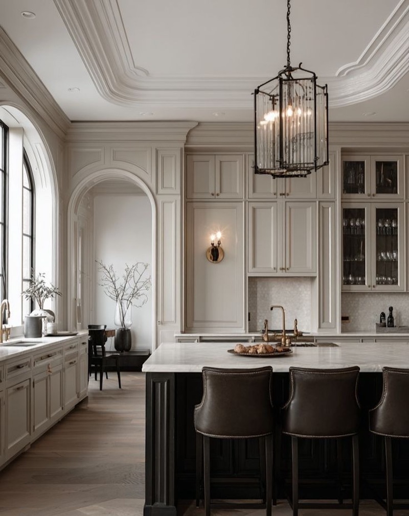 Thiết kế bếp phong cách Tân cổ điển ưu tiên sự gọn gàng, bố cục rõ ràng và ánh sáng hài hòa để phù hợp sinh hoạt gia đình