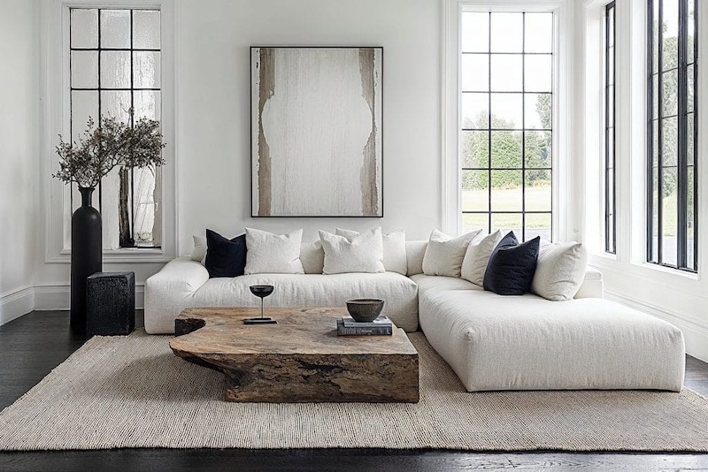 Thiết kế phòng khách Scandinavian ưu tiên sofa vải đơn giản, bàn trà gỗ và thảm mềm để tạo cảm giác ấm áp, gần gũi