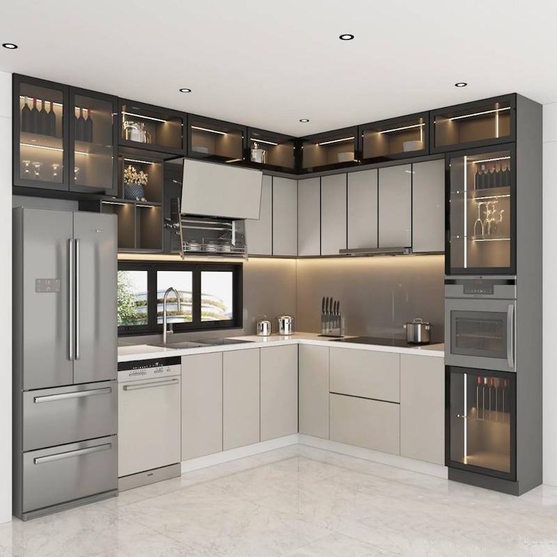 Giá nâng inox trong tủ bếp kịch trần giúp tận dụng tối đa chiều cao, sắp xếp bát đĩa gọn gàng và lấy đồ dễ dàng hơn