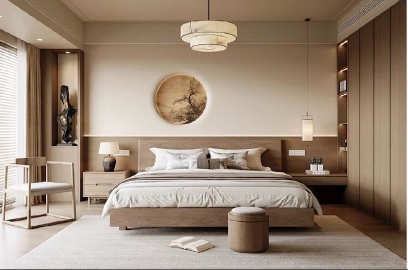 Phòng ngủ master tone gỗ ấm cùng với đèn trần và đèn thả dịu nhẹ, tạo không gian thư giãn sang trọng