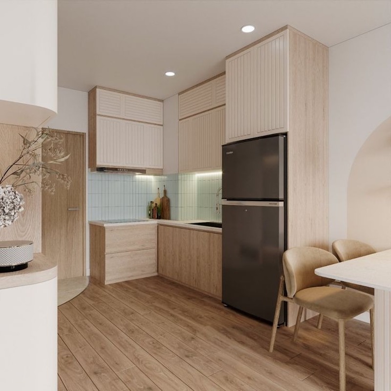 Tủ lạnh cao đặt sát tủ bếp kịch trần, tạo mảng lưu trữ liền khối gọn gàng và thuận tiện cho khu bếp căn hộ