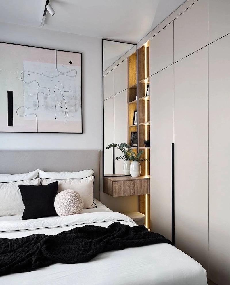 Tủ quần áo kịch trần trong phòng ngủ chung cư 55m2 giúp tận dụng chiều cao không gian và giữ tổng thể luôn gọn gàng, hiện đại 