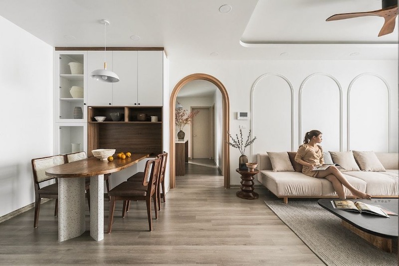 Thiết kế phòng khách liền bếp giúp căn hộ 55m2 Bắc Âu tăng khả năng kết nối gia đình, tối ưu diện tích sử dụng và cải thiện luồng giao thông nội bộ