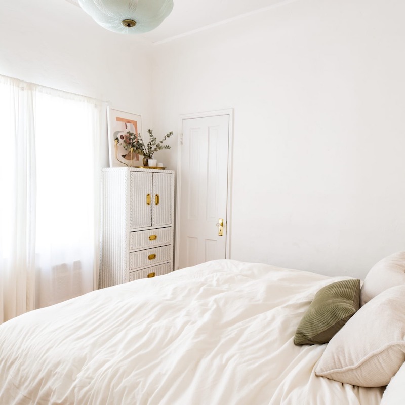 Màu trắng, be và gỗ sáng giúp phòng ngủ chung cư 55m2 phong cách Bắc Âu luôn nhẹ nhàng, thư giãn và không bị bí bách