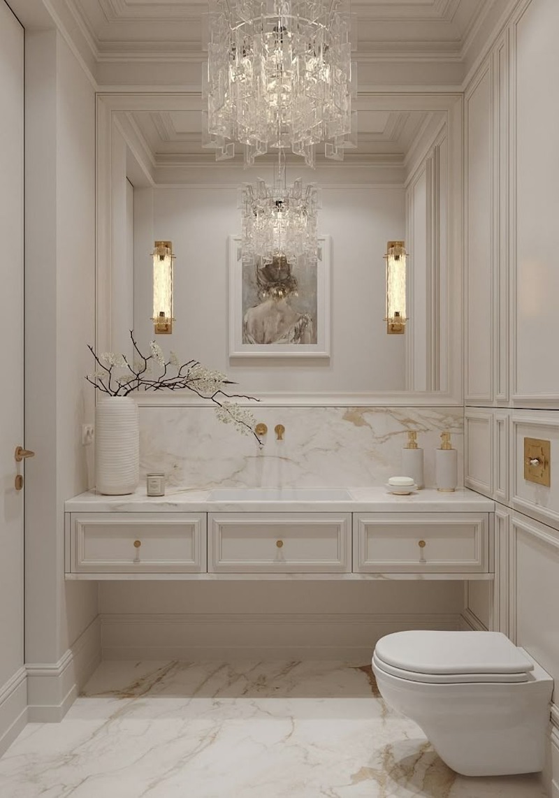 Toilet phong cách Tân cổ điển sử dụng gạch Marble, lavabo cổ điển và gương trang trí, kết hợp ánh sáng vàng tạo không gian sang trọng, tiện nghi