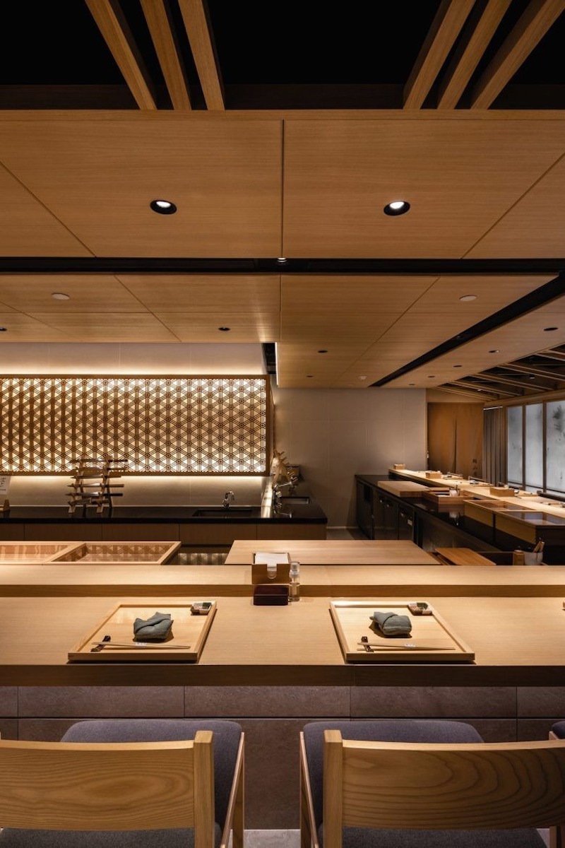 Ánh sáng gián tiếp và đèn LED âm trần trong nhà hàng Nhật Bản phong cách hiện đại (Modern Japanese) tạo không gian ấm áp, hiện đại và thu hút thị giác 