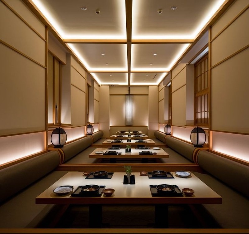 Nội thất trong nhà hàng Nhật Bản phong cách hiện đại (Modern Japanese) thường kết hợp gỗ, đá, và kim loại, tạo vẻ đẹp thanh lịch, tối giản và tiện nghi 