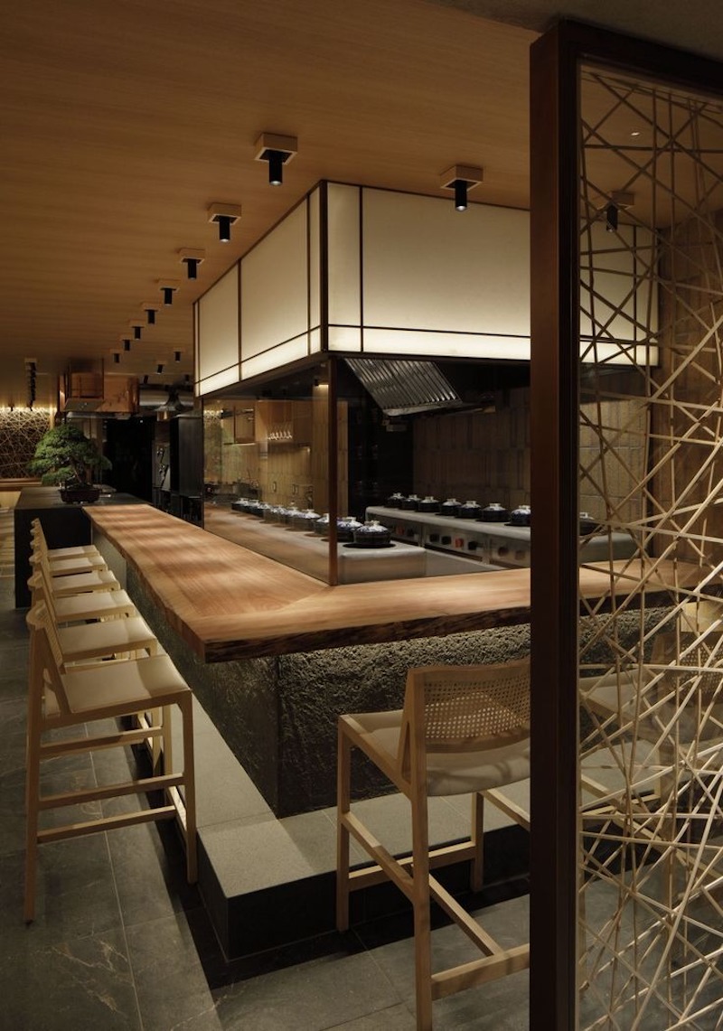 Nội thất trong nhà hàng Nhật Bản phong cách tối giản (Minimalist) thường là bàn ghế gỗ đơn giản, đường nét tinh gọn, vừa thẩm mỹ vừa tiện dụng 