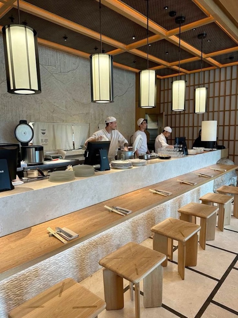 Tường, sàn và trần trong nhà hàng Nhật Bản phong cách tối giản (Minimalist) được sử dụng tông màu trung tính như trắng, be, xám, giúp không gian sáng và thoáng 