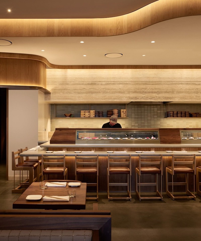 Ánh sáng trong nhà hàng Nhật Bản phong cách tối giản (Minimalist) ưu tiên ánh sáng tự nhiên và đèn gián tiếp để tạo bầu không khí thư giãn, nhẹ nhàng 