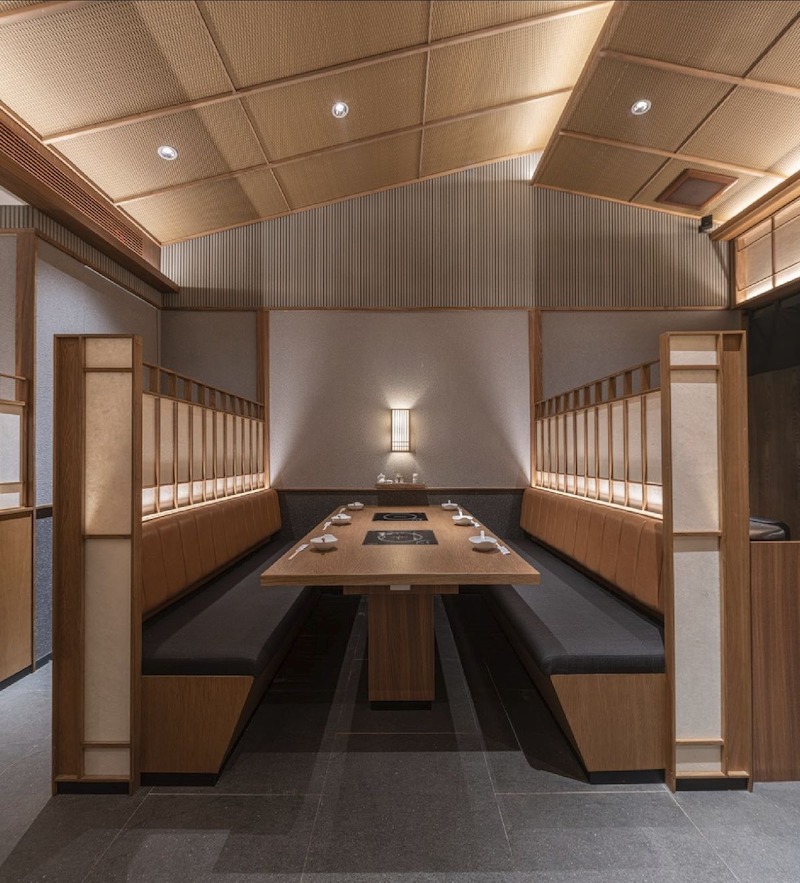 Không gian mở trong nhà hàng Nhật Bản phong cách tối giản (Minimalist) giúp khách di chuyển dễ dàng, cảm giác rộng rãi, đồng thời nhấn mạnh trật tự và sự tối giản 