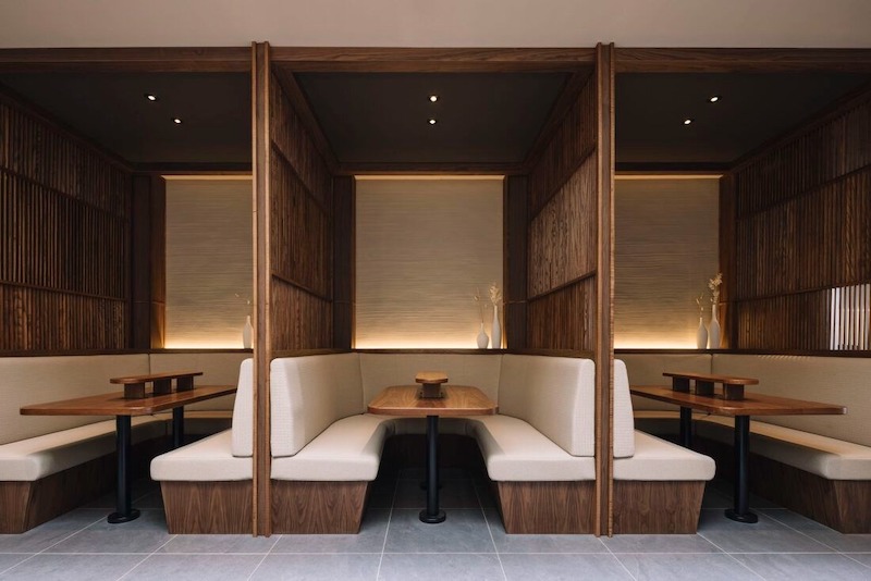 Bố cục trong nhà hàng Nhật Bản phong cách tối giản (Minimalist) ưu tiên sự cân bằng, hài hòa giữa các khu vực chức năng, đảm bảo tiện ích và trải nghiệm 